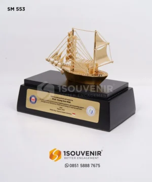 Miniatur Kapal Pinisi Universi...