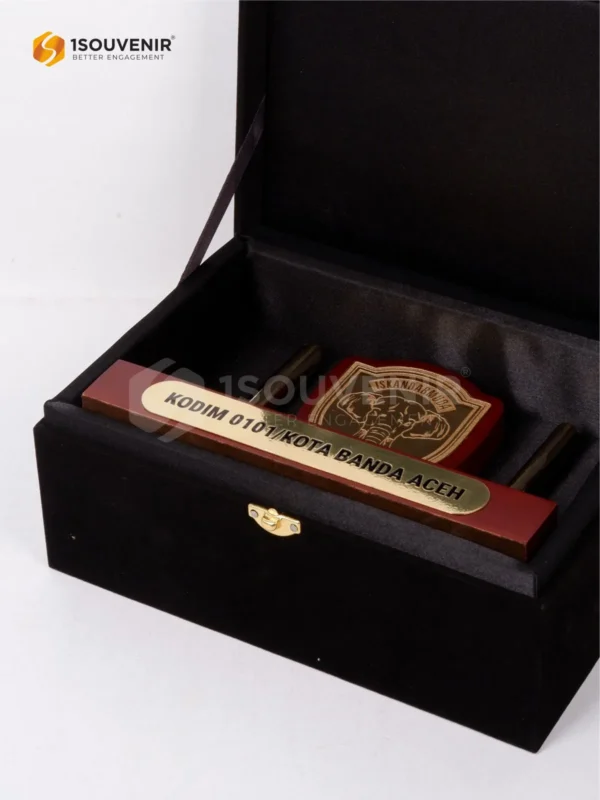 DETAIL2-PJH307 Plakat Pen Holder Kodim Banda Aceh