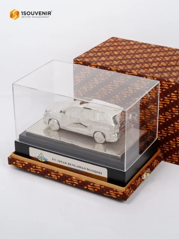 DETAIL2-SM560 Miniatur Mobil Toyota Innova Zenix