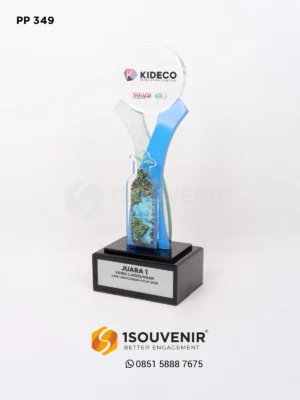 Piala Penghargaan dari Kideco untuk...