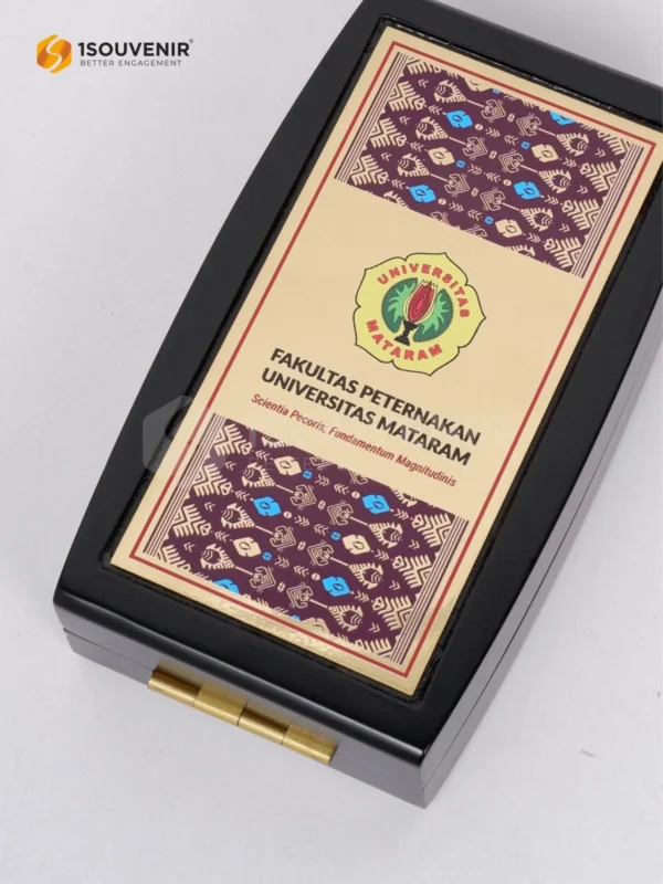 DETAIL2-PK603 Plakat Kayu Fakultas Peternakan Unram