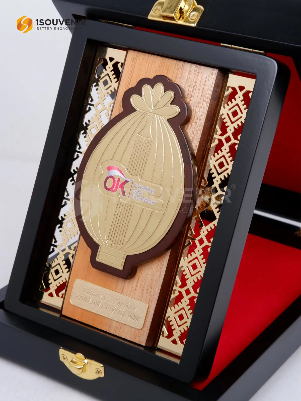 DETAIL-PK621 Plakat Kayu OJK NTT