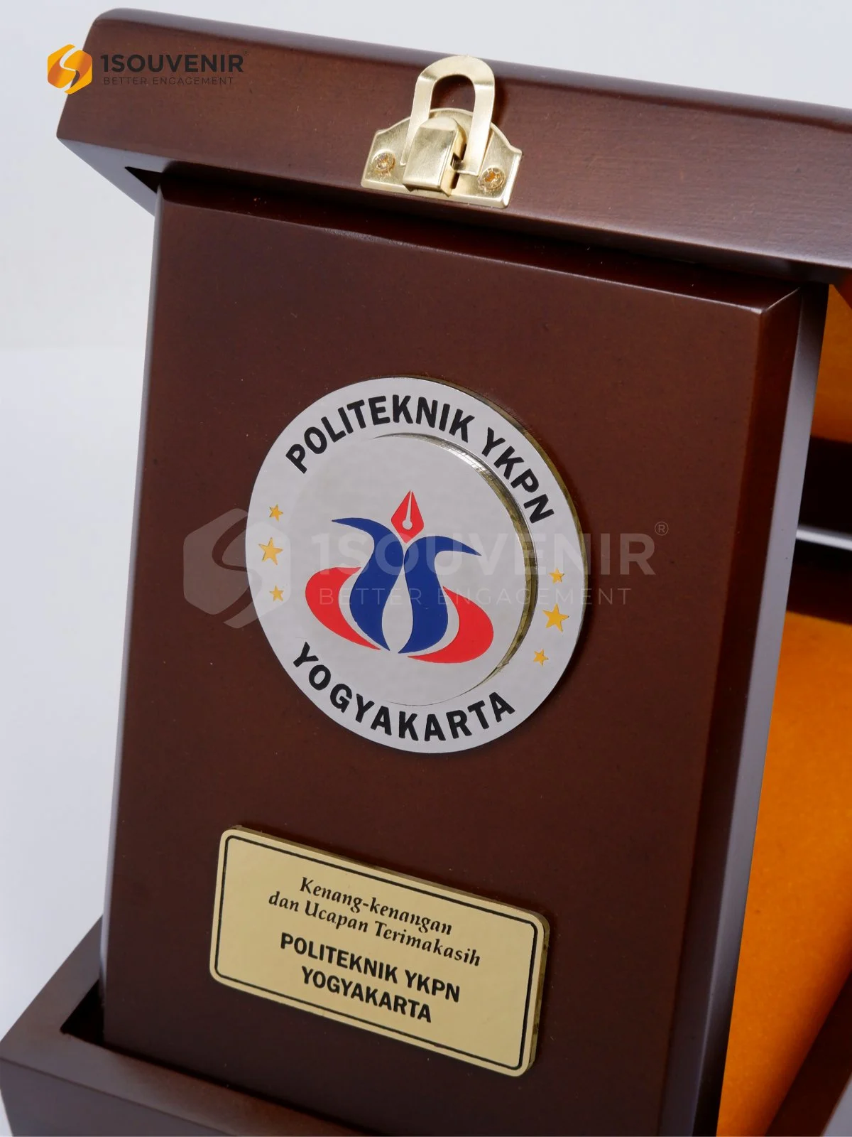 Plakat Kayu Kenang-kenangan dan Ucapan Terima Kasih dari Politeknik YKPN Yogyakarta DETAIL-PK622 Plakat Kayu Politeknik YKPN Yogyakarta