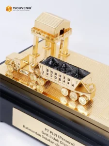 1Souvenir Indonesia DETAIL-SM579 Miniatur Unit Induk Distribusi Kalimantan