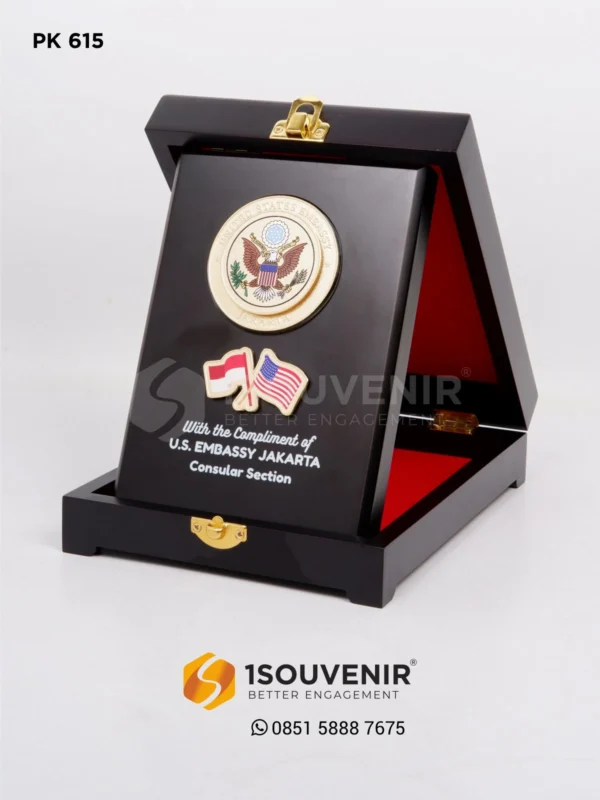 PK615 Plakat Kayu U.S. Embassy Jakarta