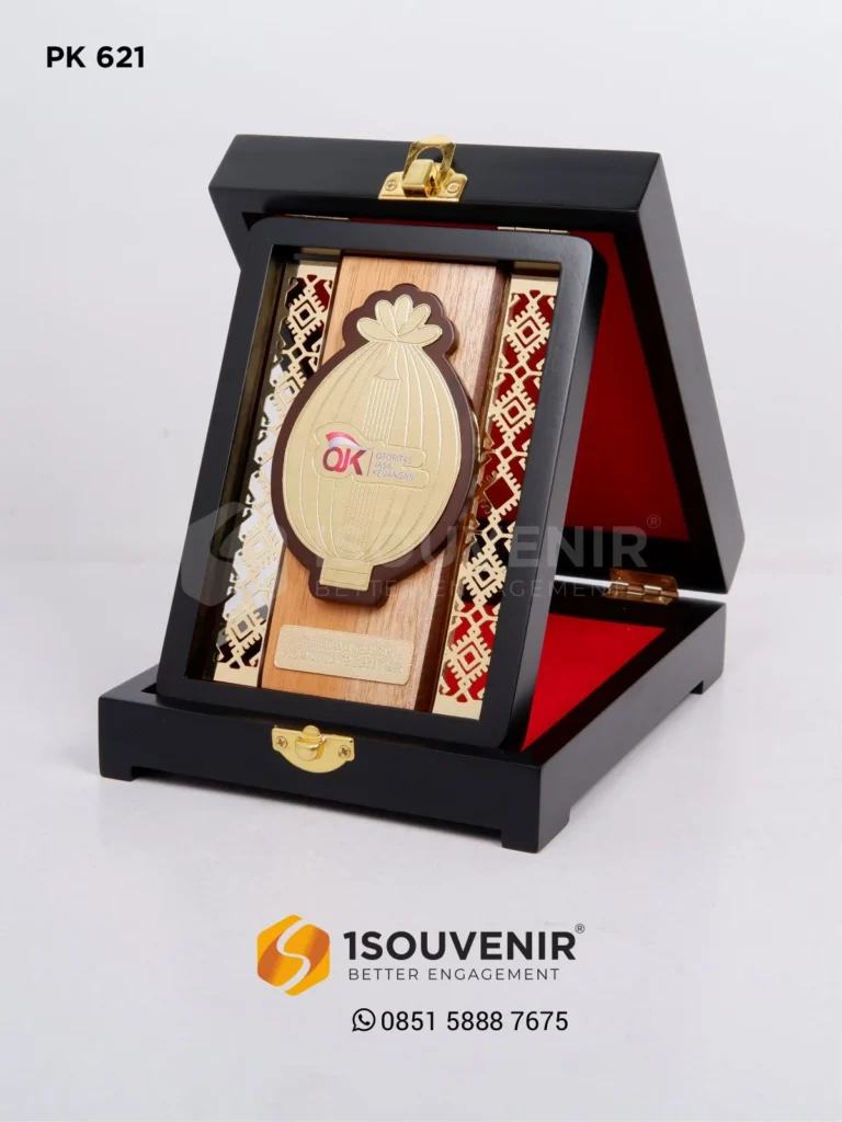 PK621 Plakat Kayu OJK NTT