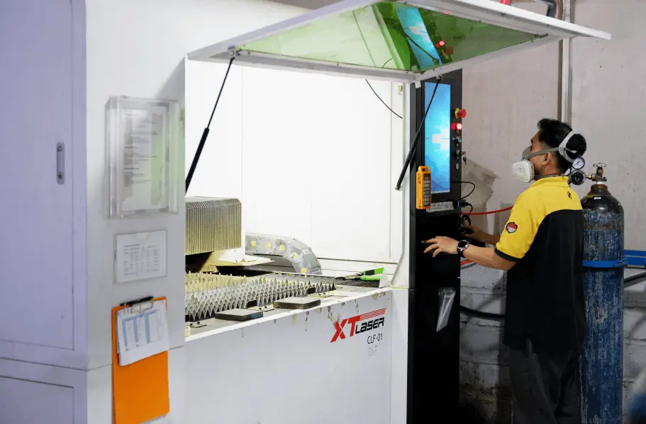 CUTTING LOGAM