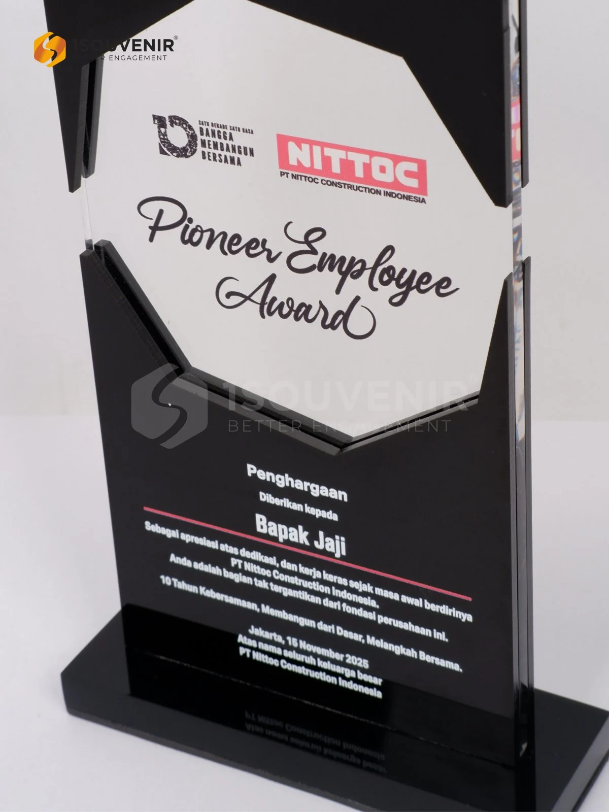 Plakat Akrilik Penghargaan Pioneer Employee Award dari PT Nittoc Construction Indonesia DETAIL-PA730 Plakat Akrilik Pioneer Employee Award