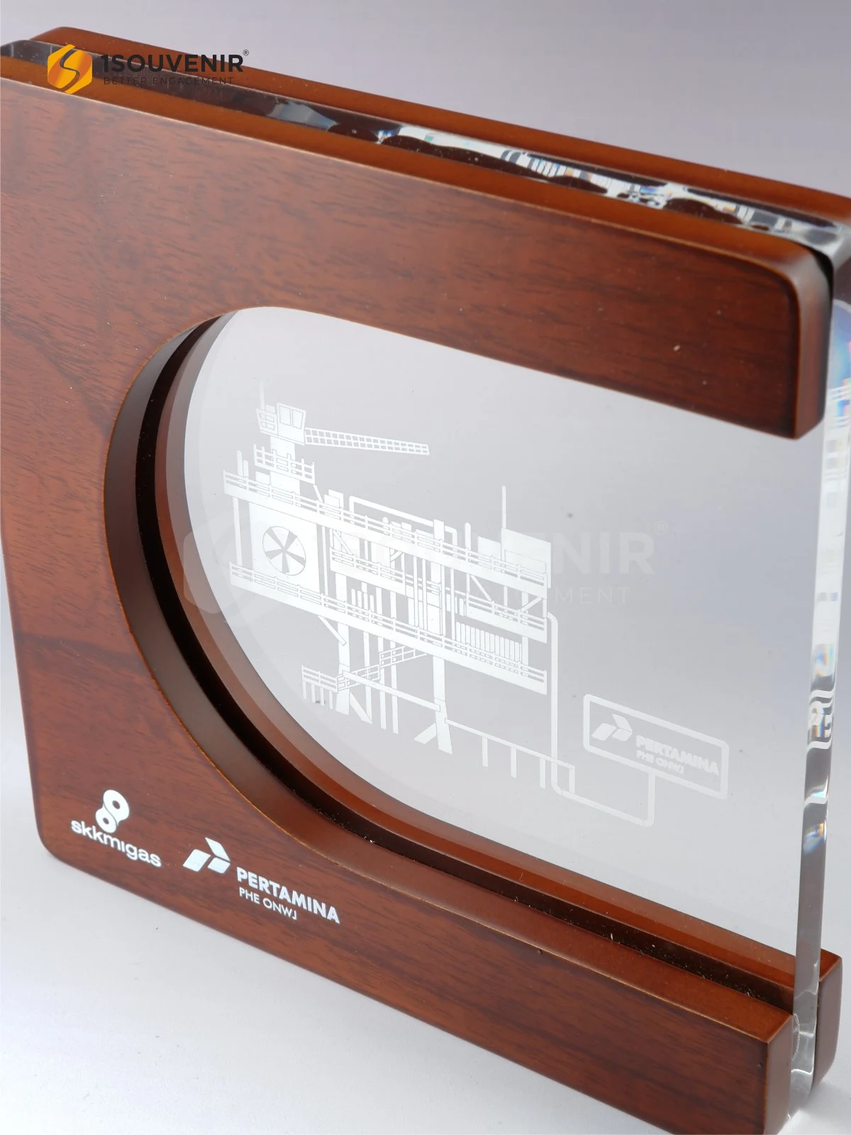 Plakat Kayu Akrilik Rig Onshore Kenang-kenangan dari SKK Migas Pertamina PHE ONWJ DETAIL-PAK326 Plakat Kayu Akrilik Rig Onshore SKK