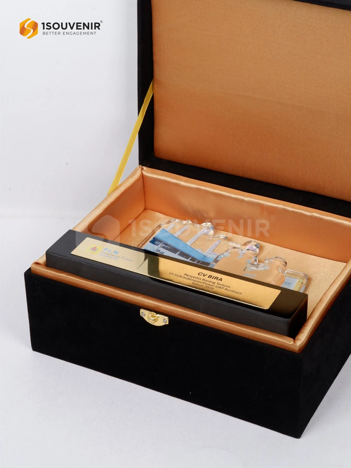 Plakat Akrilik Penyedia Barang Terbaik Penghargaan dari PLN Indonesia Power UBP Suralaya untuk CV Bira DETAIL2-PA725 Plakat Akrilik Penyedia Barang Terbaik