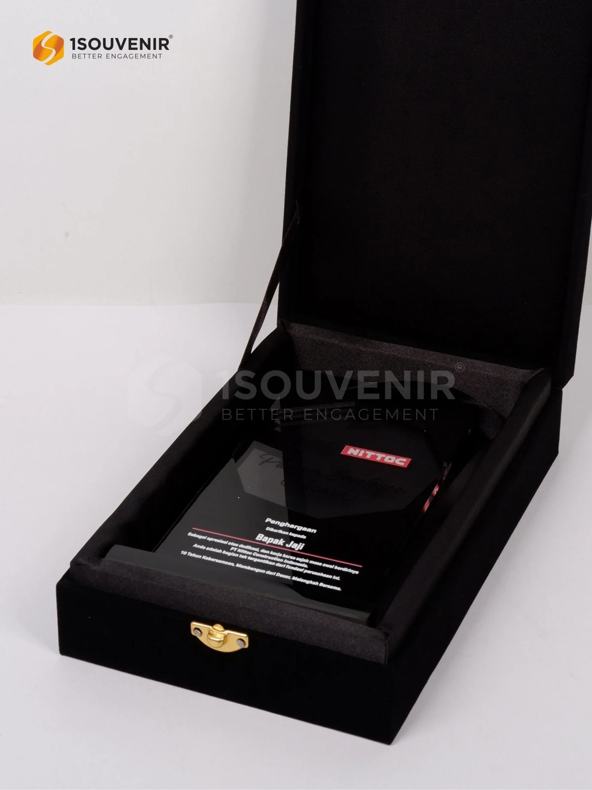 Plakat Akrilik Penghargaan Pioneer Employee Award dari PT Nittoc Construction Indonesia DETAIL2-PA730 Plakat Akrilik Pioneer Employee Award