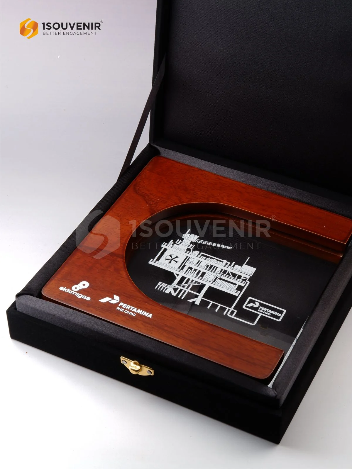 Plakat Kayu Akrilik Rig Onshore Kenang-kenangan dari SKK Migas Pertamina PHE ONWJ DETAIL2-PAK326 Plakat Kayu Akrilik Rig Onshore SKK