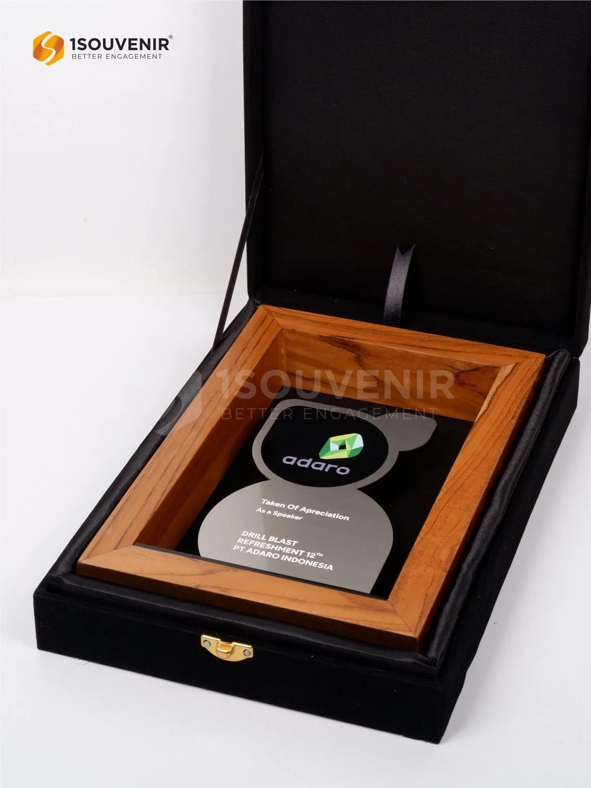 Plakat Frame Kayu Drill Blast Refreshment 12th Apresiasi untuk Speaker dari PT Adaro Indonesia DETAIL2-PF289 Plakat Frame Kayu Drill Blast Refreshment