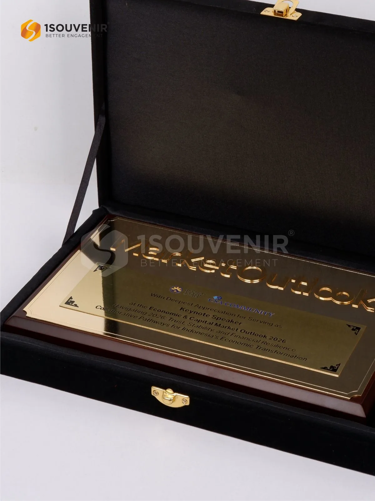 Plakat Kayu Logam Apresiasi Keynote Speaker dalam Economic & Capital Market Outlook 2026 DETAIL2-PK625 Plakat Kayu Logam Economic & Capital