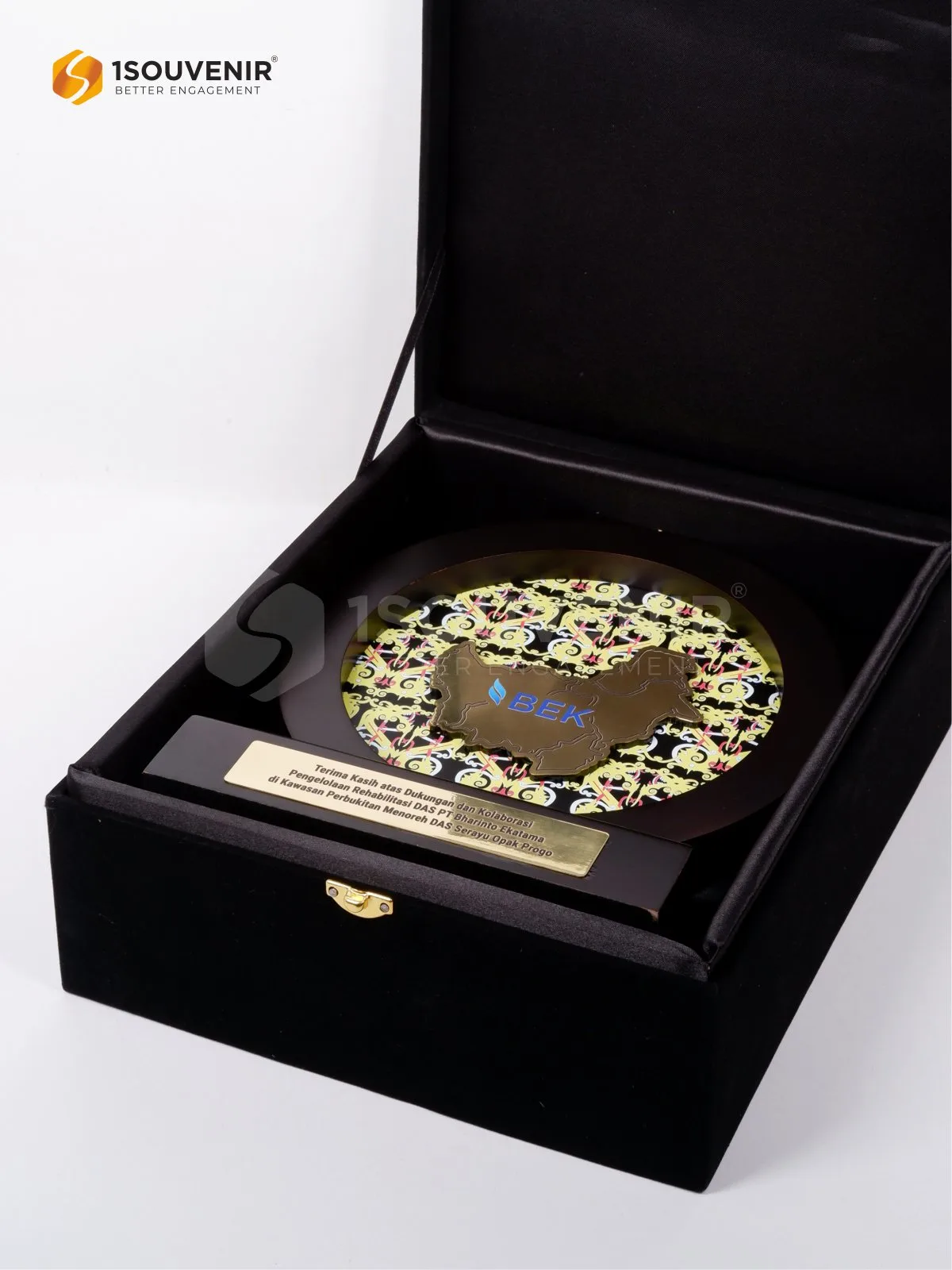 Plakat Kayu Bulat Ucapan Terima Kasih atas Dukungan dan Kolaborasi Pengelolaan Rehabilitasi DAS PT Bharinto Ekatama DETAIL2-PK627 Plakat Kayu Bulat Pengelolaan Rehabilitasi DAS