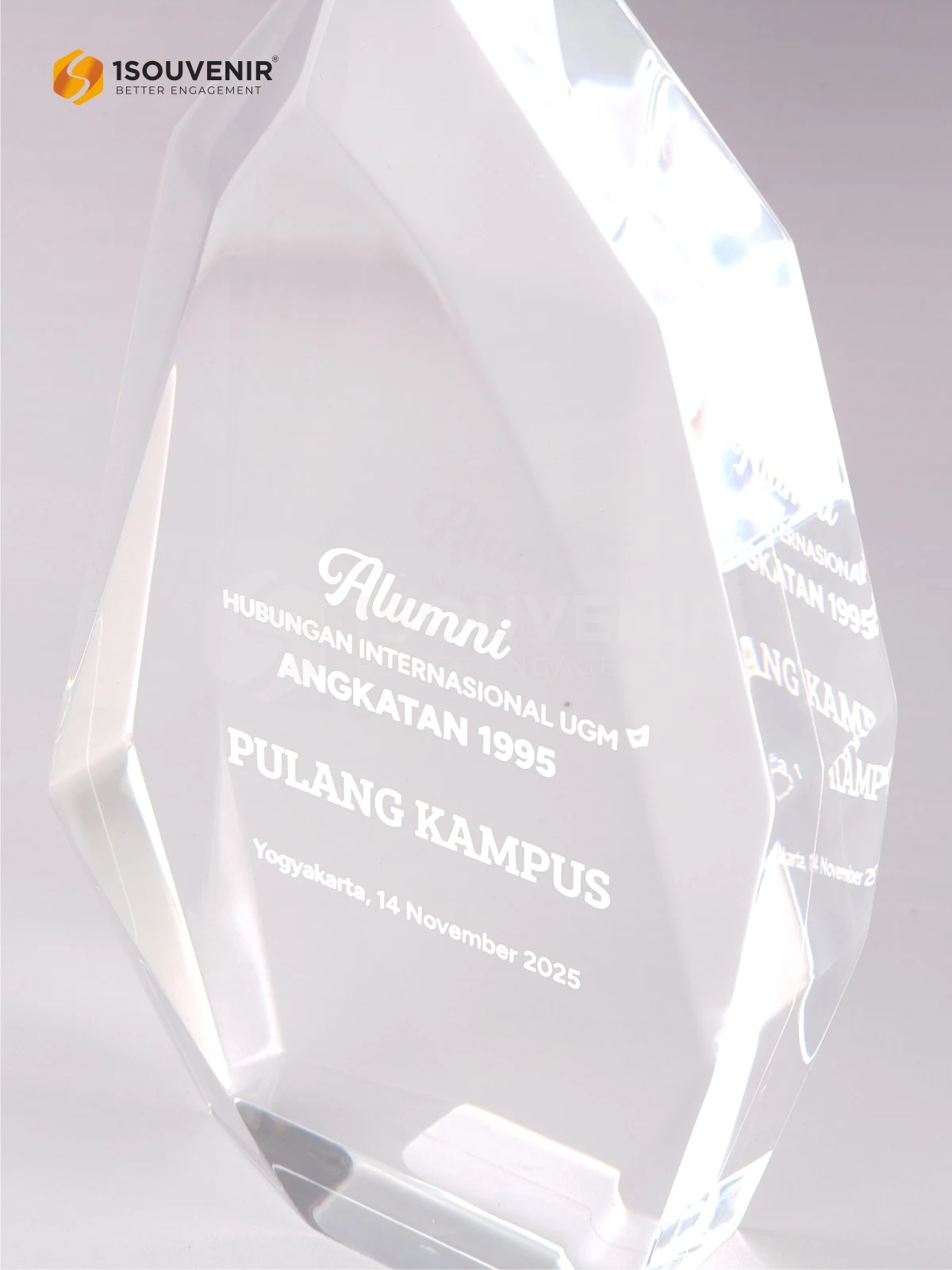 DETAIL-PA737 Plakat Akrilik Alumni HI UGM