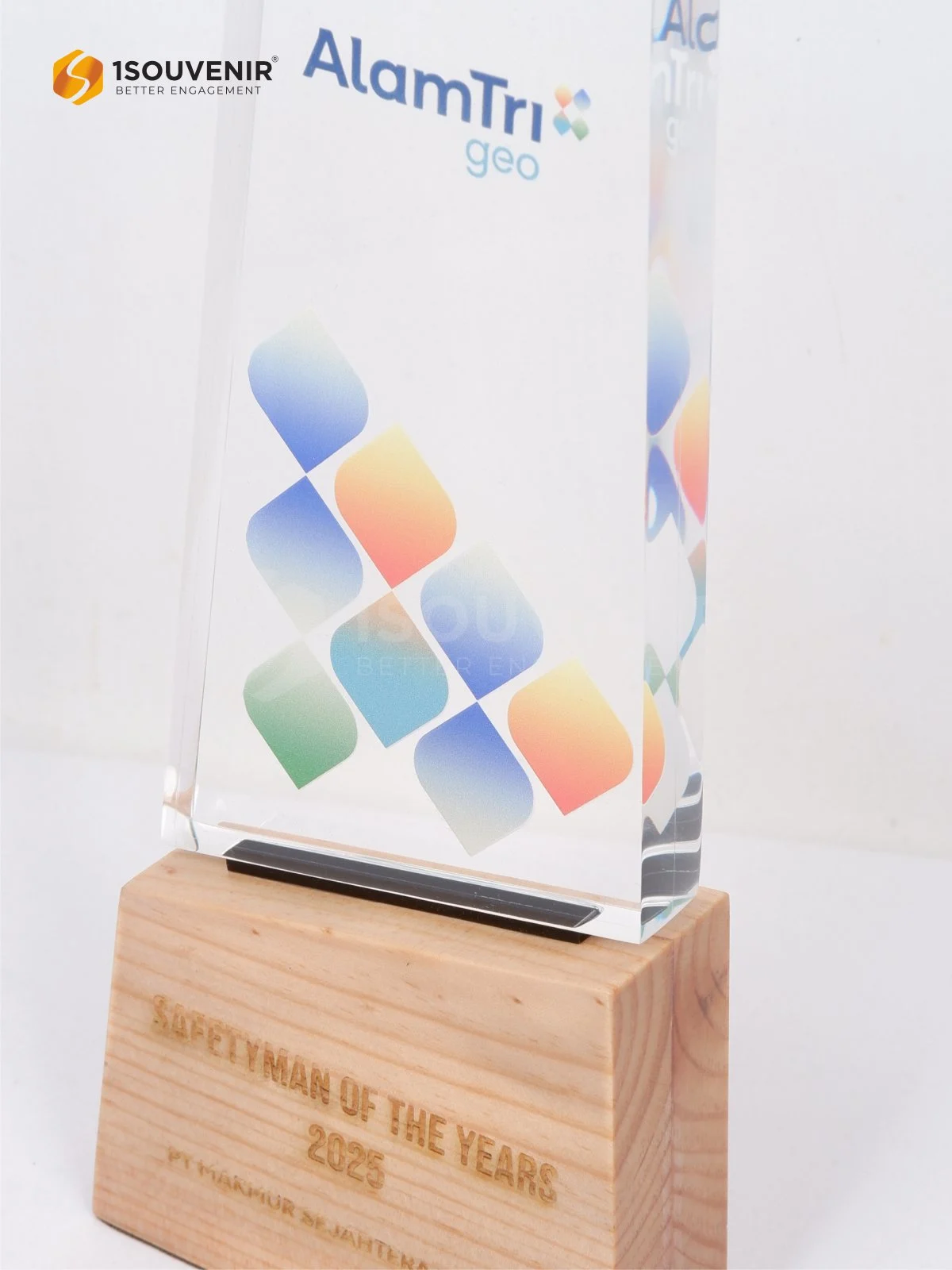 Plakat Kayu Akrilik Penghargaan Safety Man of The Years dari PT Makmur Sejahtera Wisesa DETAIL-PAK328 Plakat Kayu Akrilik Safety Man