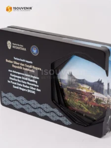 1Souvenir Indonesia DETAIL-PAK339 Plakat Kayu Akrilik Otorita IKN