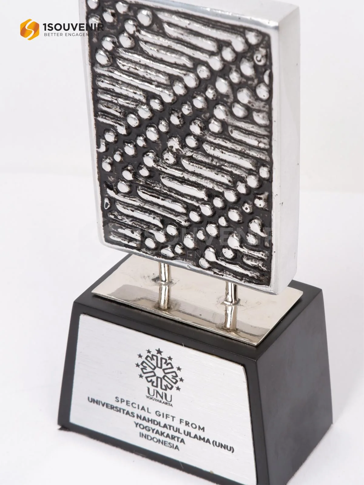 DETAIL-PL355 Plakat Logam UNU Yogyakarta