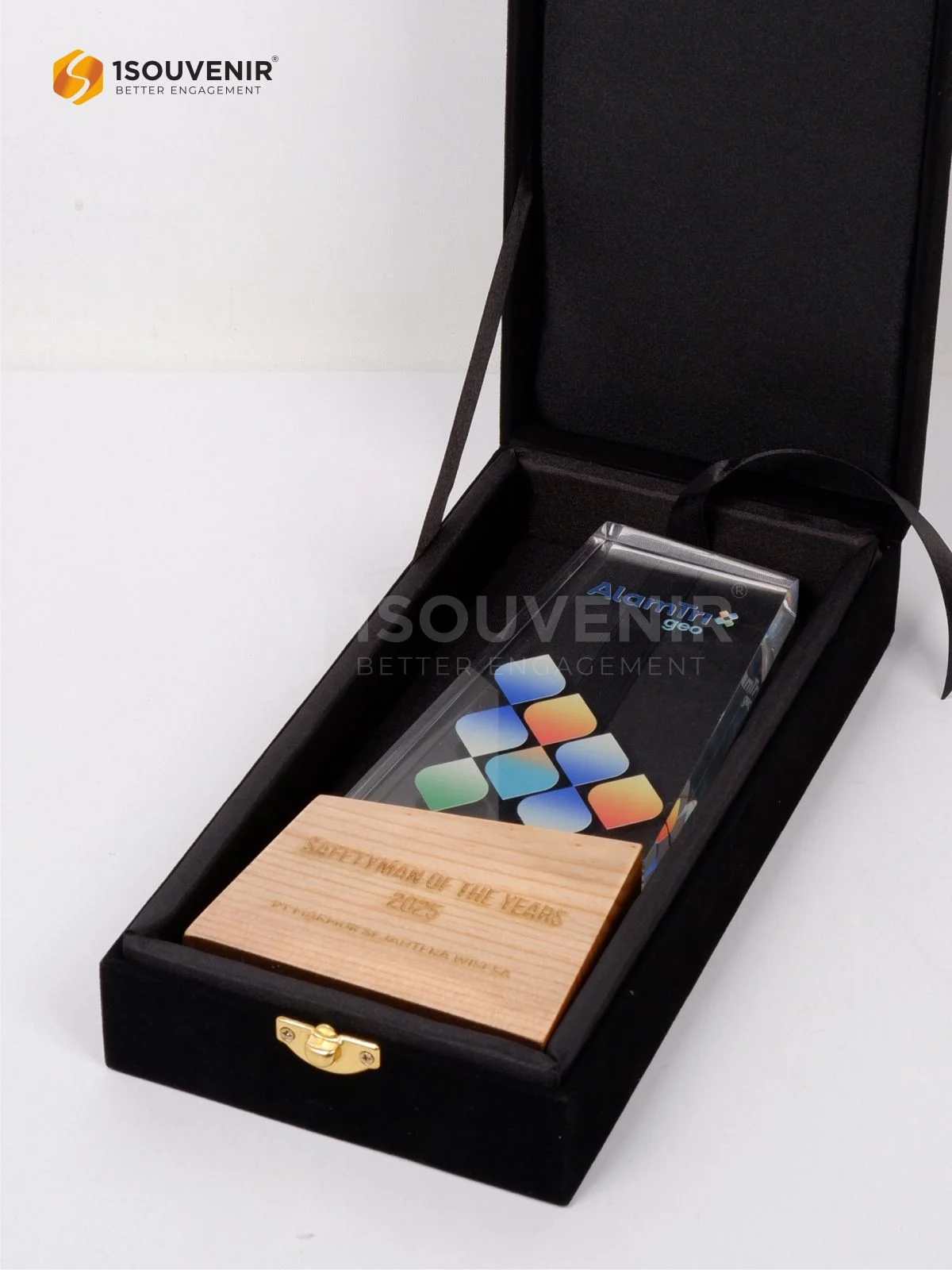 Plakat Kayu Akrilik Penghargaan Safety Man of The Years dari PT Makmur Sejahtera Wisesa DETAIL2-PAK328 Plakat Kayu Akrilik Safety Man