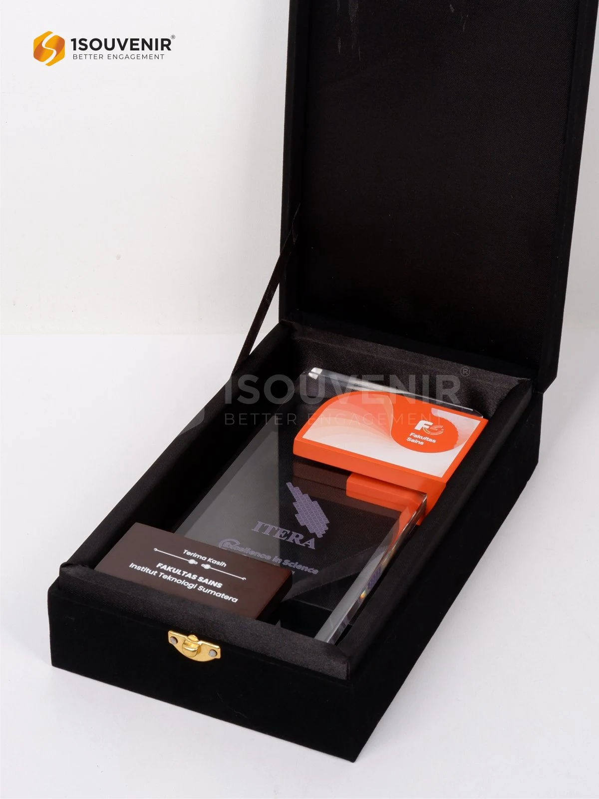 Plakat Kayu Akrilik Ucapan Terima Kasih dari Fakultas Sains Institut Teknologi Sumatera DETAIL2-PAK330 Plakat Kayu Akrilik Institut Teknologi Sumatera