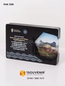1Souvenir Indonesia PAK339 Plakat Kayu Akrilik Otorita IKN