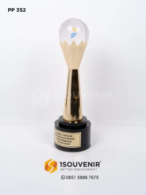 Piala Penghargaan PimWil Terbaik Pe…