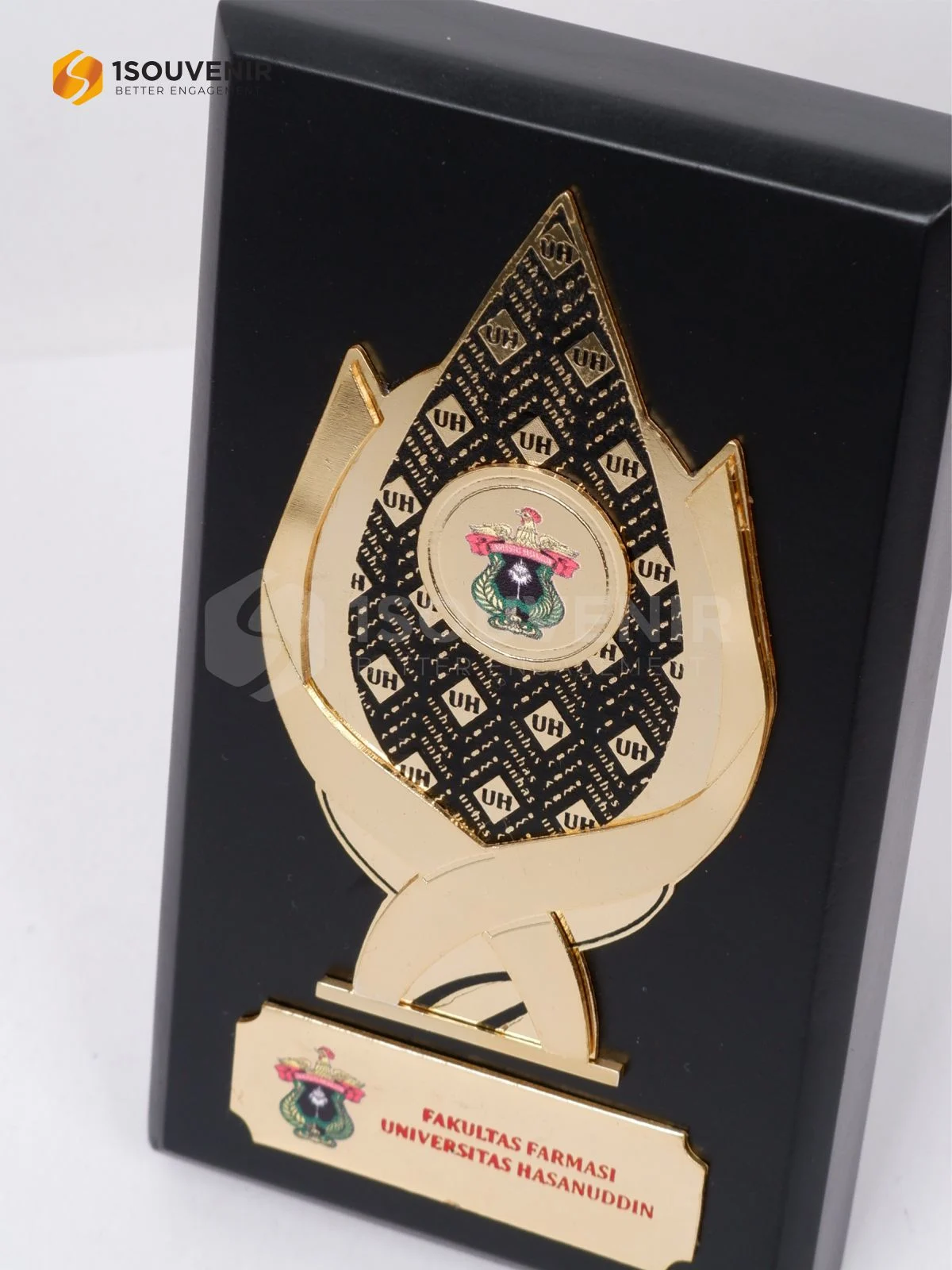 Plakat Kayu Kenang-kenangan dari Fakultas Farmasi Universitas Hassanuddin DETAIL-PK630 Plakat Kayu Fakultas Farmasi Unhas