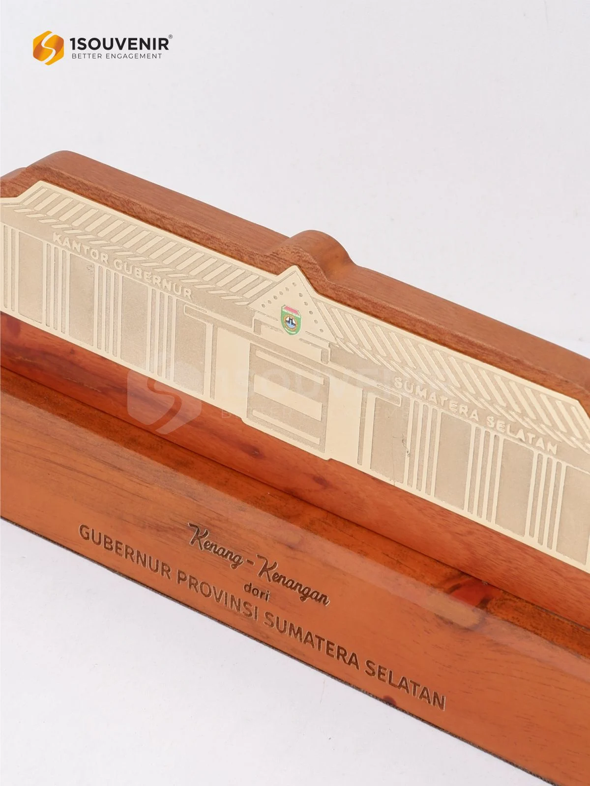 Plakat Kayu Kenang-kenangan dari Gubernur Provinsi Sumatera Selatan DETAIL-PK636 Plakat Kayu Gubernur Sumatera Selatan