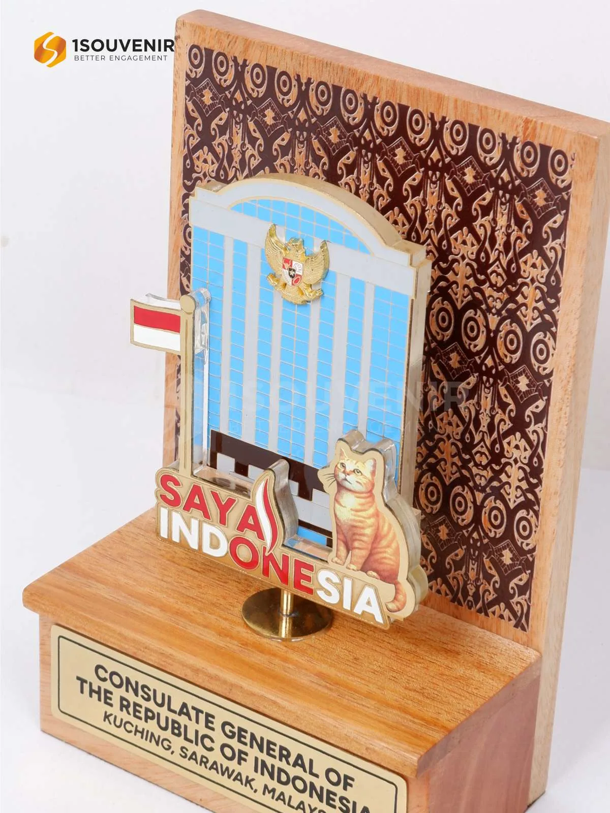 Plakat Kayu Kenang-kenangan dari Konsulat Jenderal Republik Indonesia Kuching, Sarawak, Malaysia DETAIL-PK640 Plakat Kayu KJRI Kuching