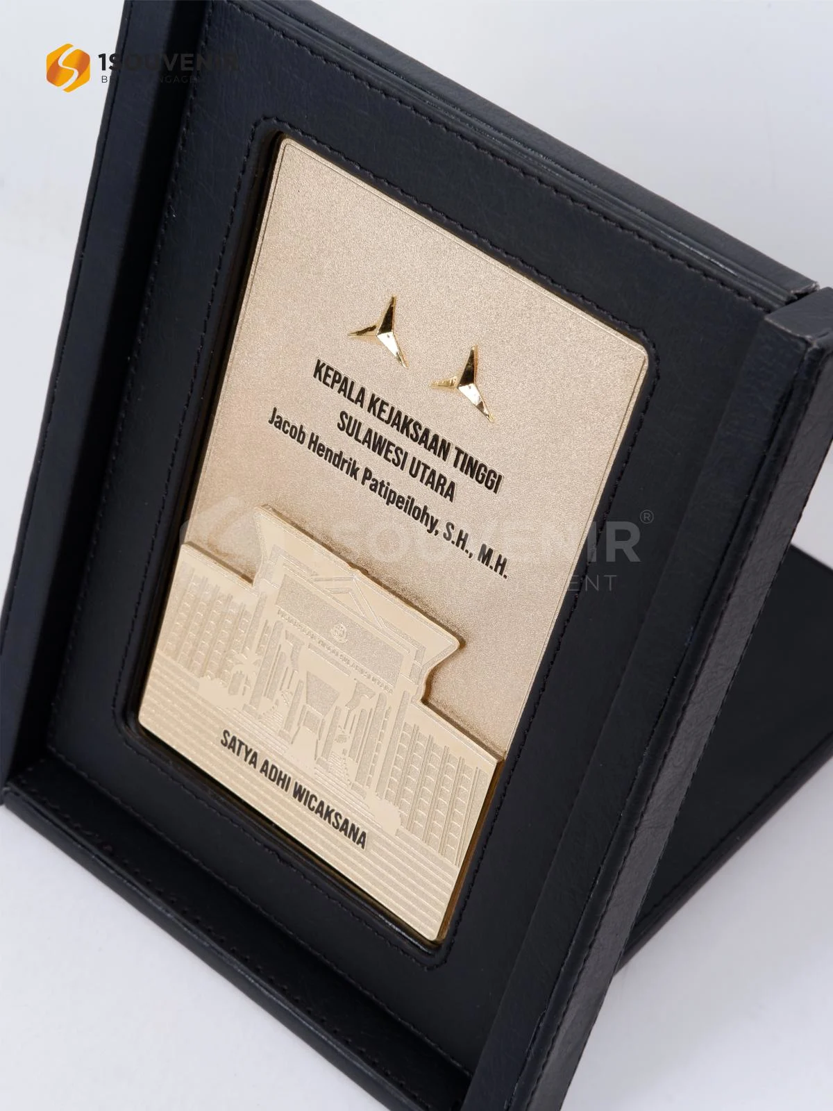 Plakat Kayu Kenang-kenangan dari Kepala Kejaksaaan Tinggi Sulawesi Utara DETAIL-PK646 Plakat Kayu Kepala Kejaksaaan Tinggi