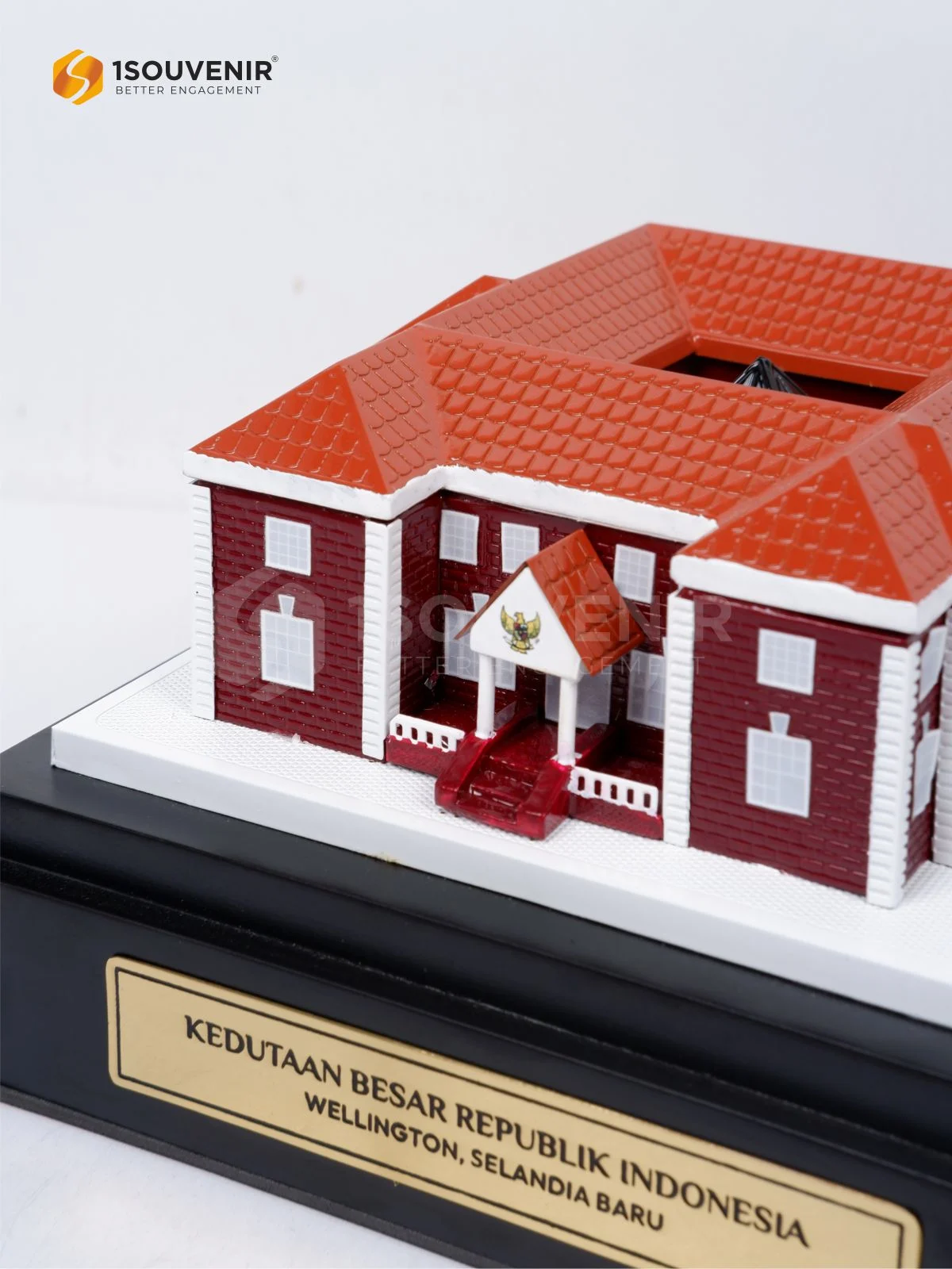 Miniatur Gedung Perkantoran Kenang-kenangan dari Kedutaan Besar RI Wellington, Selandia Baru DETAIL-SM598 Miniatur Kedutabes RI Wellington