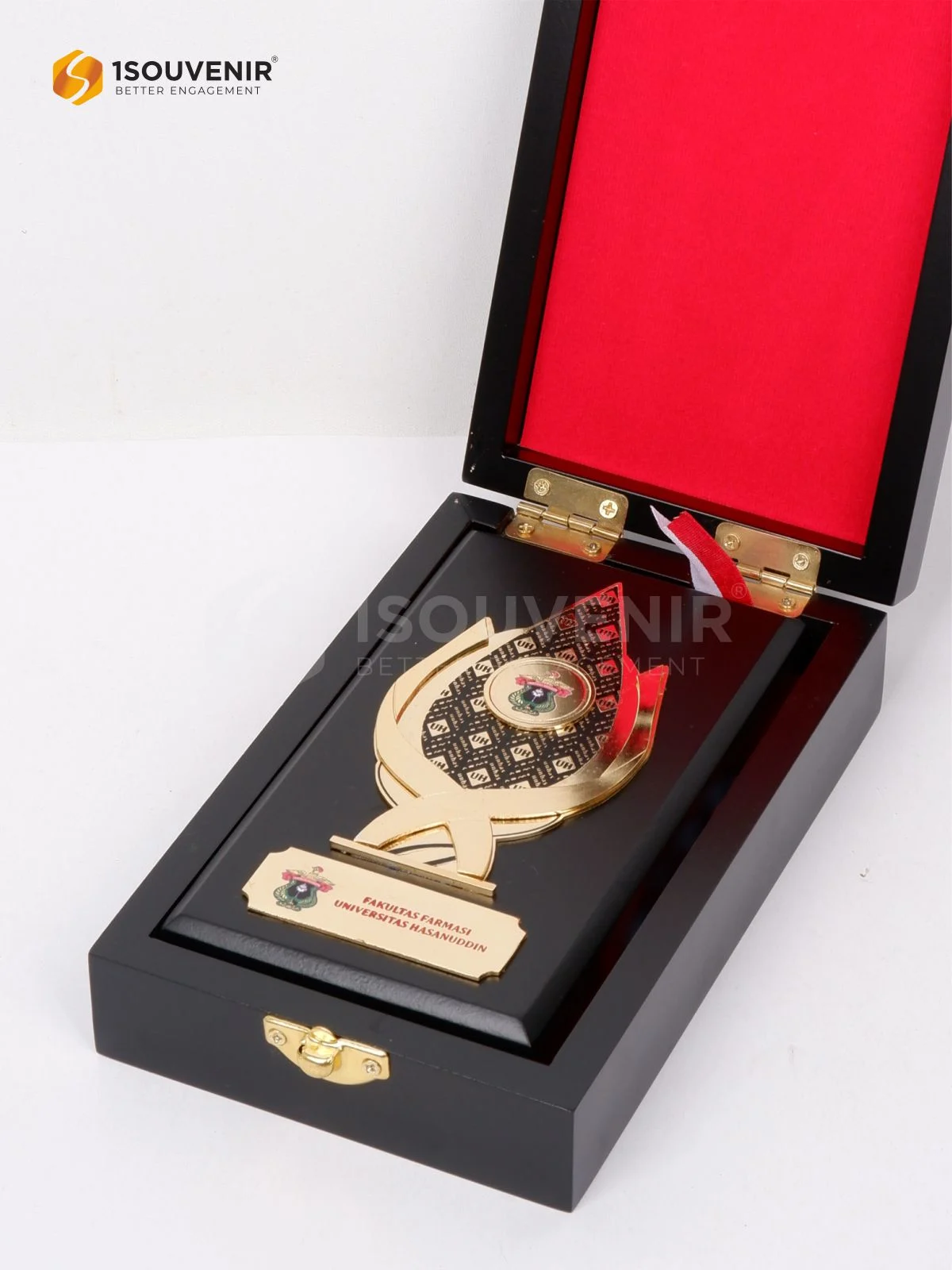 Plakat Kayu Kenang-kenangan dari Fakultas Farmasi Universitas Hassanuddin DETAIL2-PK630 Plakat Kayu Fakultas Farmasi Unhas