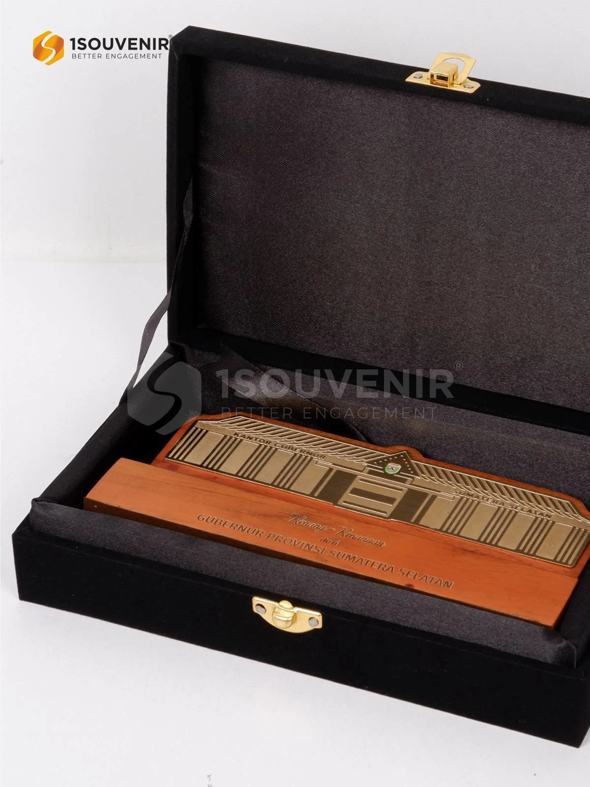 Plakat Kayu Kenang-kenangan dari Gubernur Provinsi Sumatera Selatan DETAIL2-PK636 Plakat Kayu Gubernur Sumatera Selatan