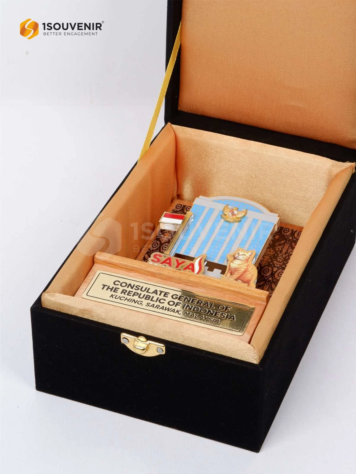 Plakat Kayu Kenang-kenangan dari Konsulat Jenderal Republik Indonesia Kuching, Sarawak, Malaysia DETAIL2-PK640 Plakat Kayu KJRI Kuching
