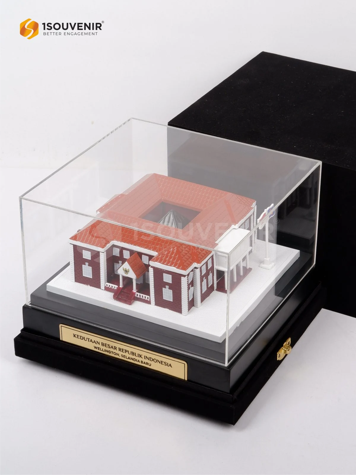 Miniatur Gedung Perkantoran Kenang-kenangan dari Kedutaan Besar RI Wellington, Selandia Baru DETAIL2-SM598 Miniatur Kedutabes RI Wellington