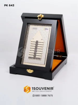 Plakat Kayu Gedung Rektorat Ke...