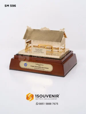 Miniatur Rumah Adat Lamin Etan...