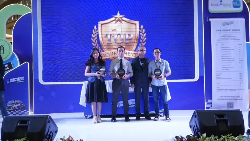 Testimoni foto penyerahan plakat