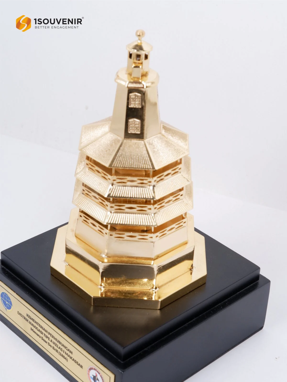Miniatur Menara Suar De Brill Kenang-kenangan dari Kementerian Perhubungan Distrik Navigasi Kelas A Tipe 1 Makassar DETAIL-SM604 Miniatur Menara Suar De Brill