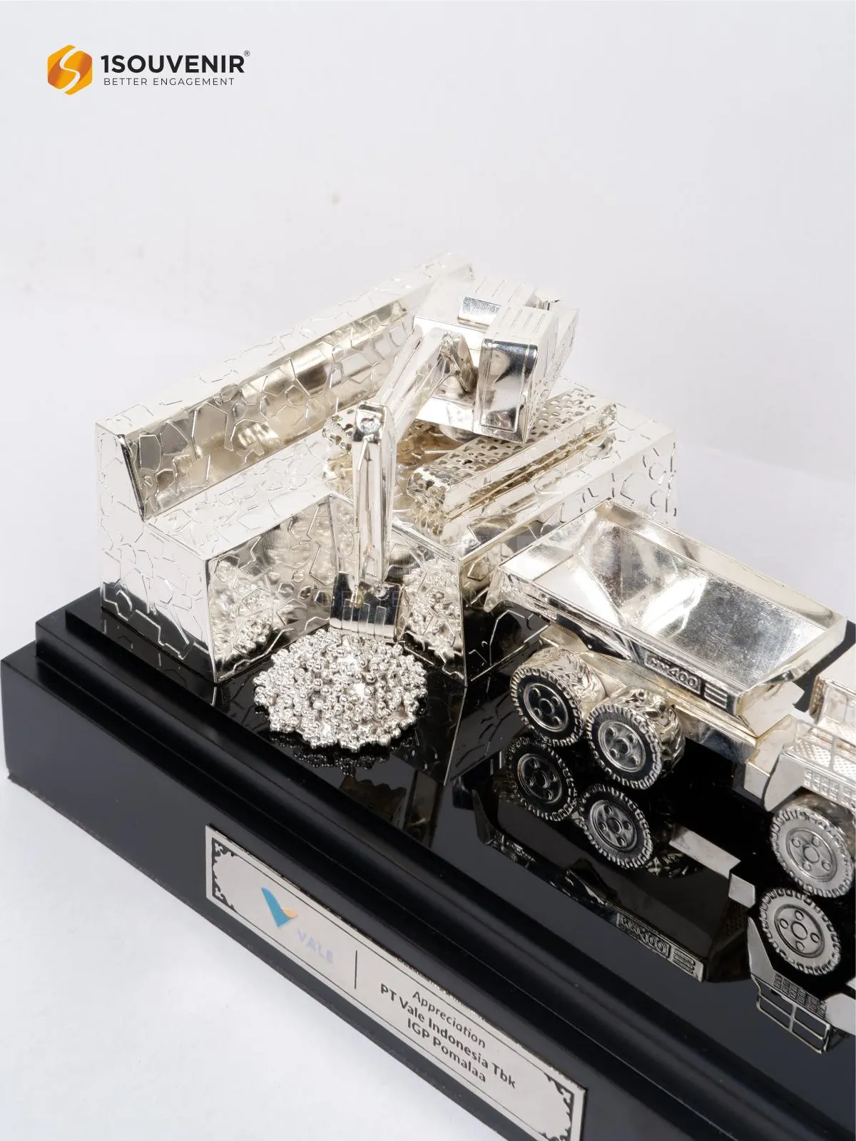 Miniatur Excavator dan Truck Kenang-kenangan dari PT Vale Indonesia DETAIL-SM609 Miniatur PT Vale Indonesia