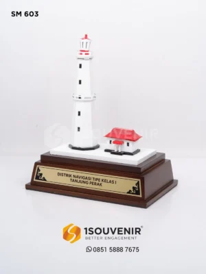 Miniatur Mercusuar Cendera Mata dar…