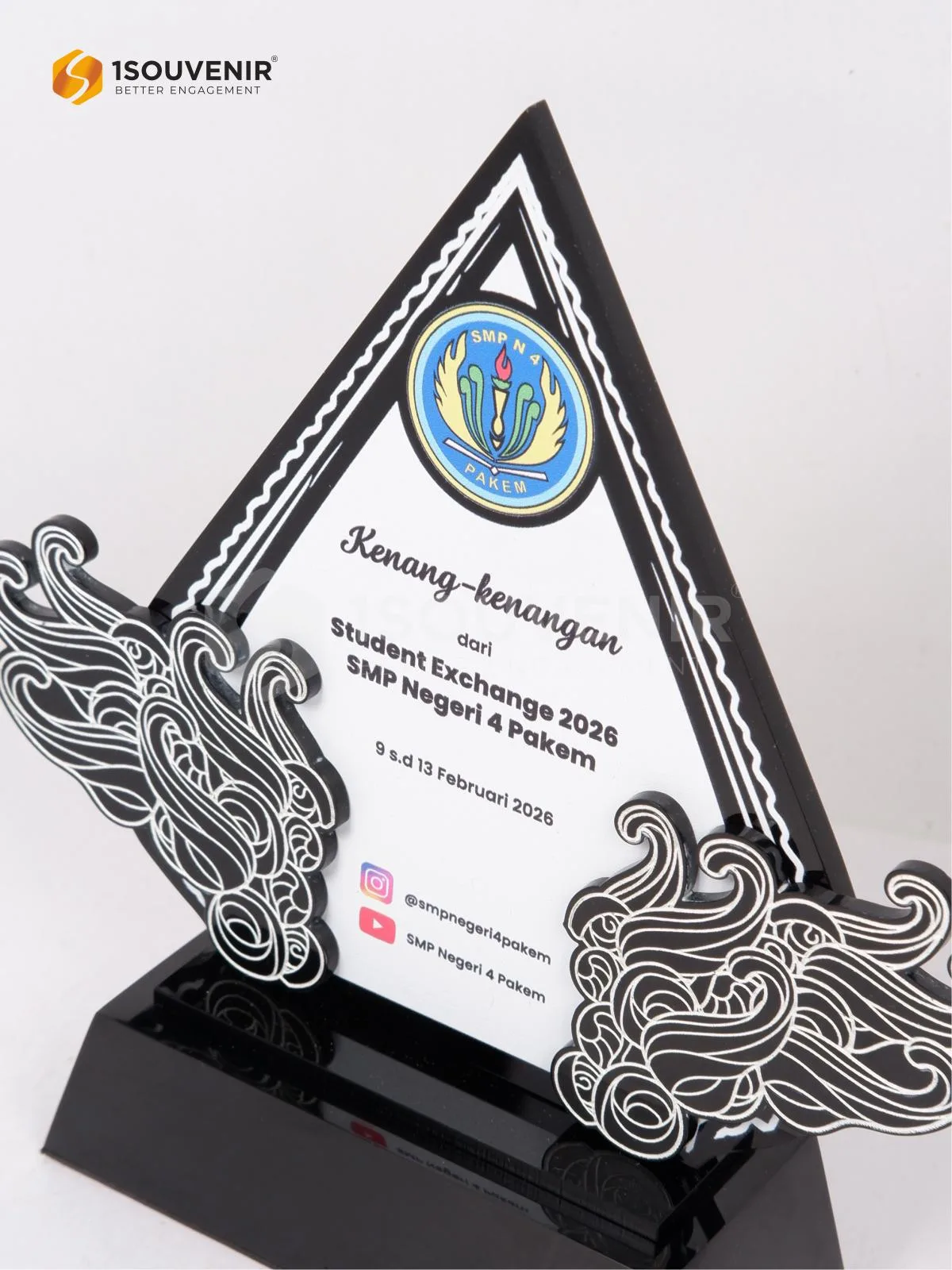 Plakat Akrilik Kenang-kenangan Student Exchange 2026 SMP Negeri 4 Pakem DETAIL-PA774 Plakat Akrilik Student Exchange 2026