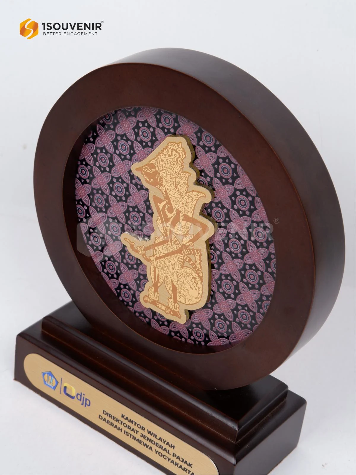 Plakat Kayu Bulat Wayang Cendera Mata DJP Kanwil DIY DETAIL-PK673 Plakat Kayu Bulat Wayang DJP Kanwil DIY