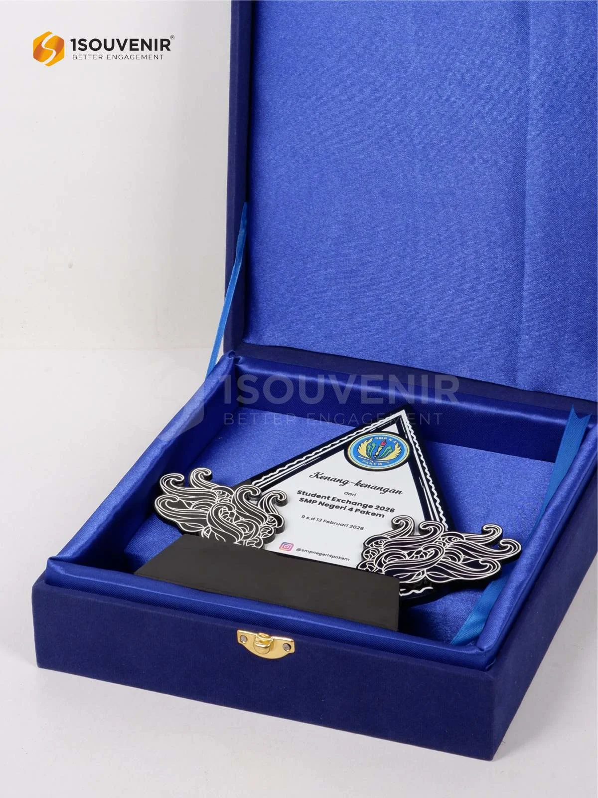 Plakat Akrilik Kenang-kenangan Student Exchange 2026 SMP Negeri 4 Pakem DETAIL2-PA774 Plakat Akrilik Student Exchange 2026