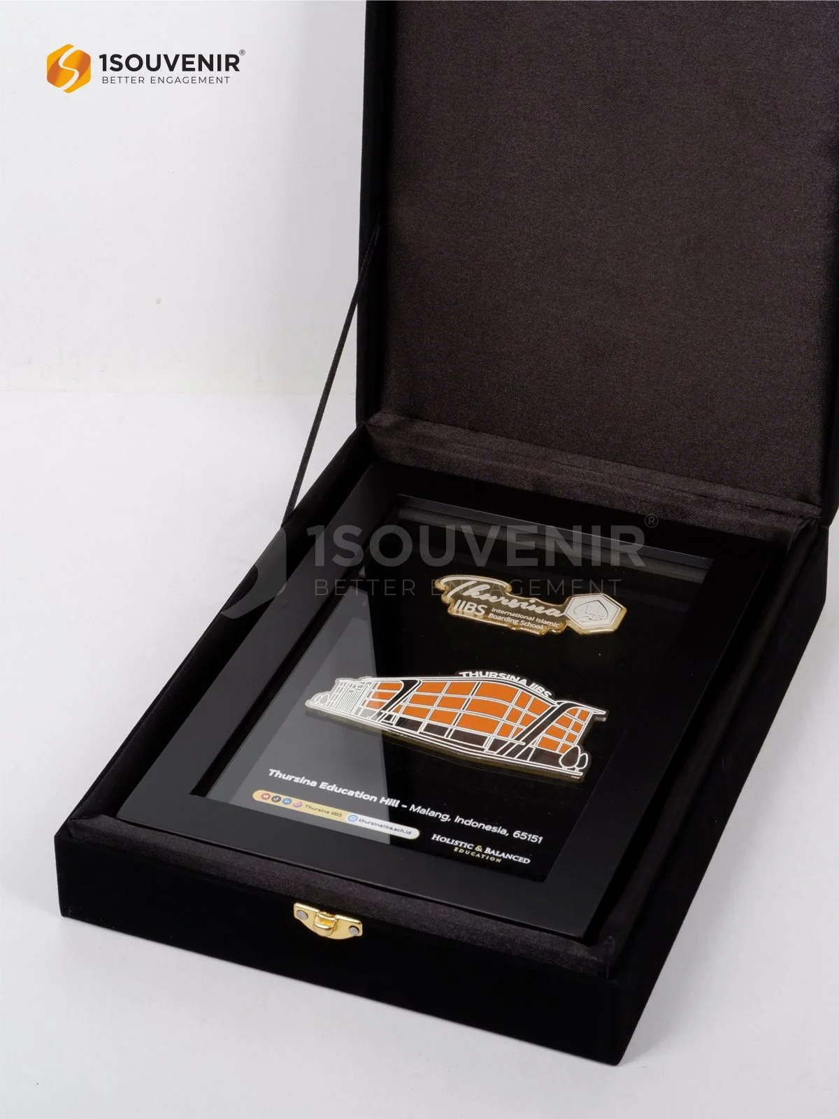 Plakat Frame Kenang-kenangan dari Thursina Education Hill DETAIL2-PF309 Plakat Frame Thursina Education Hill