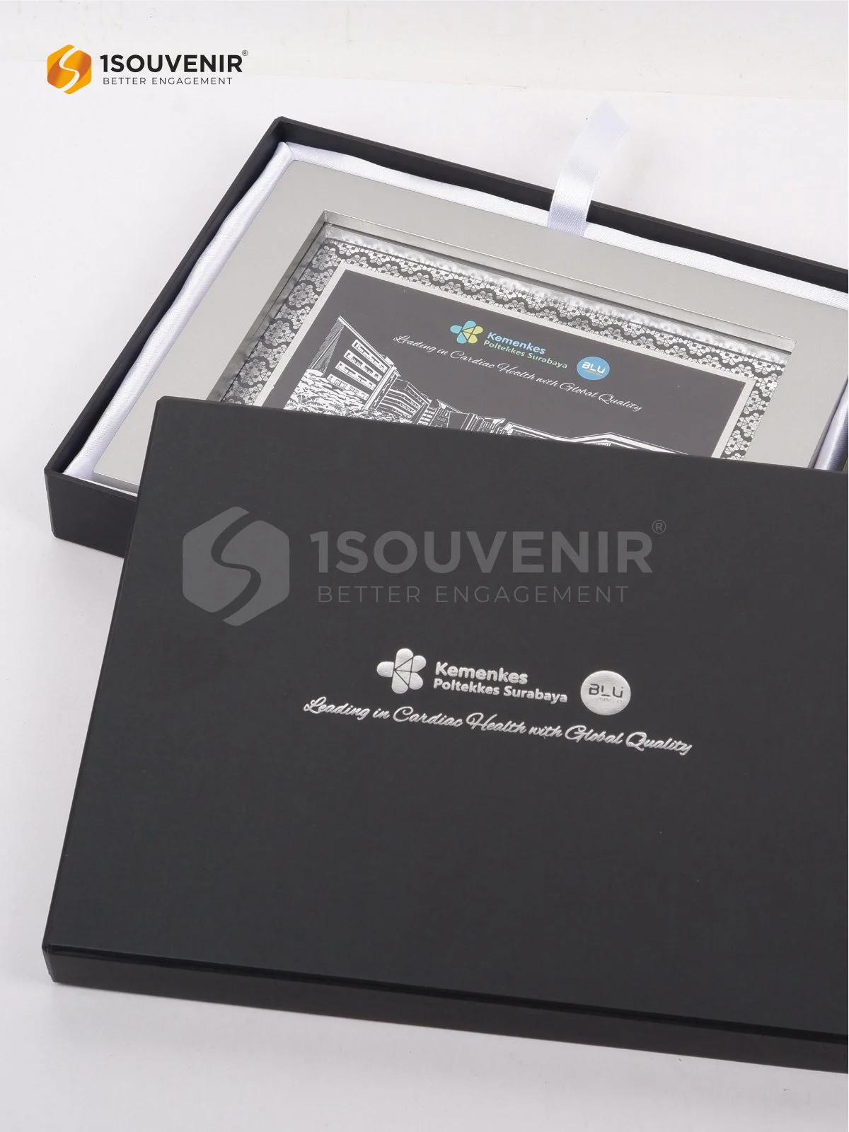 Plakat Frame Cendera Mata Poltekkes Kemenkes Surabaya DETAIL2-PF314 Plakat Frame Poltekkes Kemenkes Surabaya