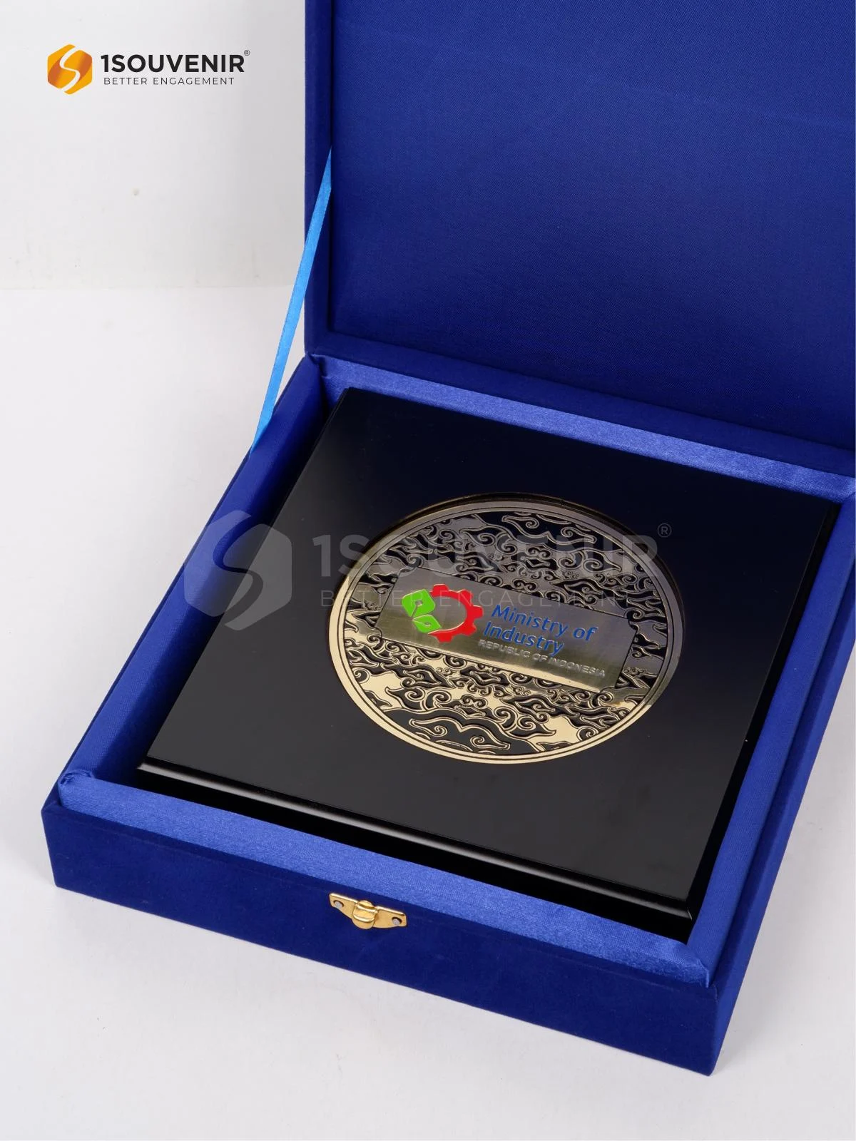 Plakat Kayu Kenang-kenangan dari Ministry of Industry Republic of Indonesia DETAIL2-PK672 Plakat Kayu Ministry of Industry