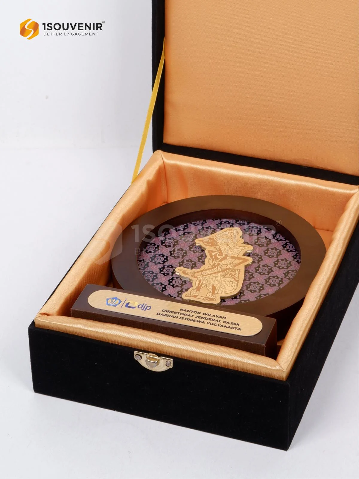 Plakat Kayu Bulat Wayang Cendera Mata DJP Kanwil DIY DETAIL2-PK673 Plakat Kayu Bulat Wayang DJP Kanwil DIY