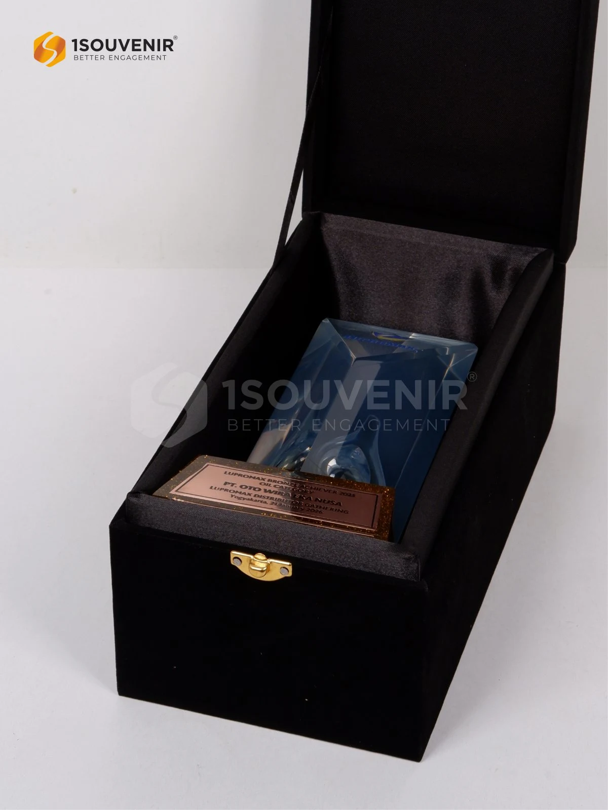 Plakat Resin Penghargaan Lupromax Distributor Gathering untuk PT Oto Wira Eka Nusa DETAIL2-PR343 Plakat Resin Lupromax Distributor Gathering